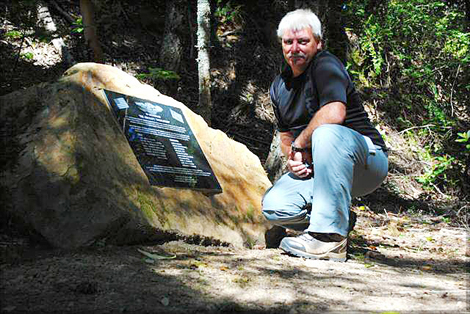 philwatt-2010-06-plaquekneel